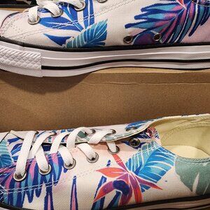 UNISEX Chuck Taylor All Star Trainers   MENS 8/WOMENS 10